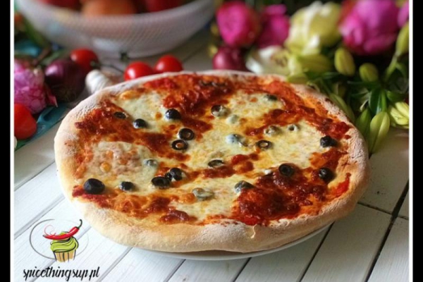Pizza z oliwkami, szynką parmeńską i  rukolą