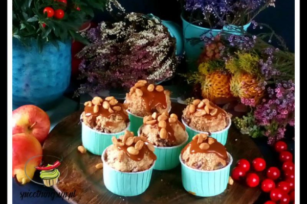 Apples muffins with salted caramel and roasted peanuts