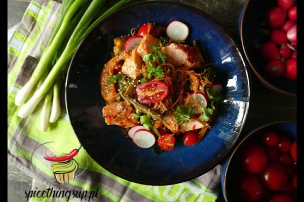 Makaron ryżowy z warzywami i łososiem