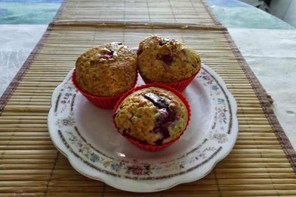 Muffiny z czekoladą i czerwoną porzeczką