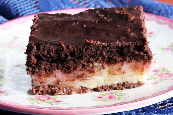 Ciasto czekoladowo-bananowe z budyniem i malinami