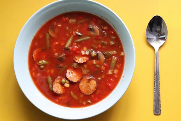 Pomidorowa zupa z warzywami i kiełbasą