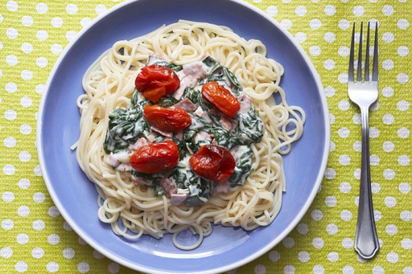 Spaghetti ze szpinakiem, wędliną i pieczonymi pomidorkami