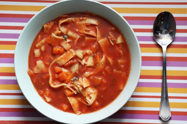 Zupa pomidorowa z makaronem naleśnikowym