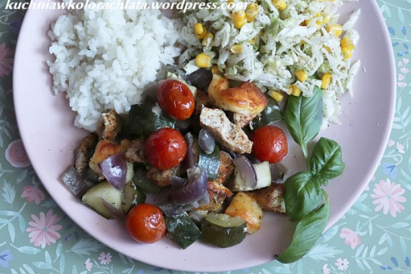 Warzywa zapiekane z kurczakiem i serem halloumi