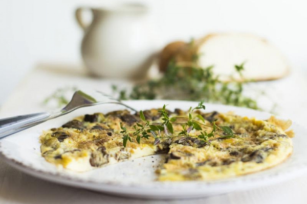 Jak zrobić wytrawny omlet z szynką i pieczarkami