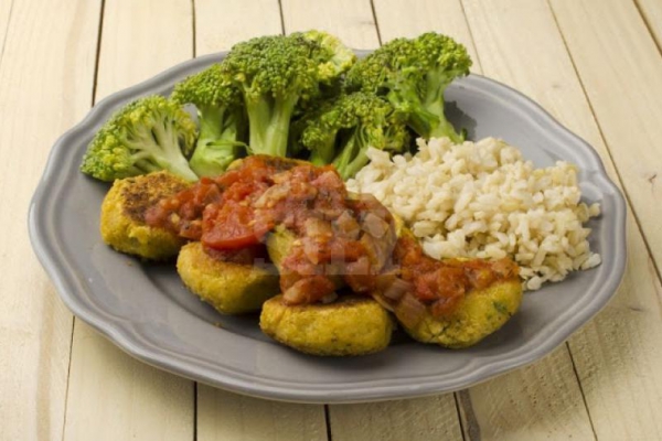 Pulpeciki z ciecierzycy w sosie pomidorowym z brązowym ryżem i brokułami