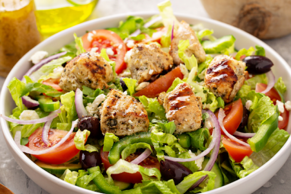 Sałatka Grecka z Kurczakiem - Smakowity i Zdrowy Posiłek