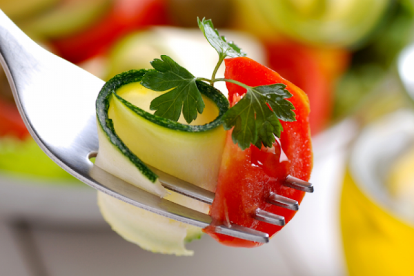 Orzeźwiająca Surówka z Cukinii i Pomidorów: Idealny Przepis na Lekki Posiłek