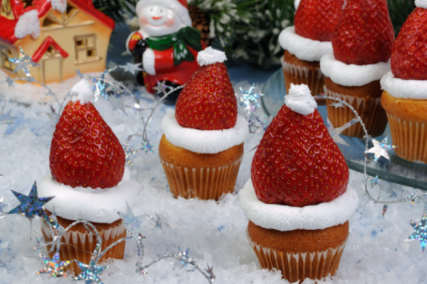 Świąteczne Muffiny z Truskawkami - Delikatność i Świeżość na Świątecznym Stole