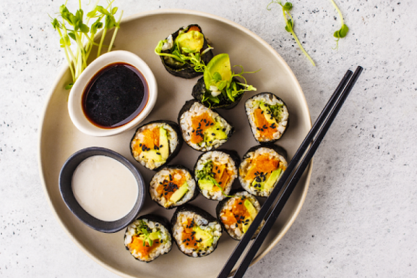 Sushi z Warzywami i Awokado na Sylwestra - Zdrowa alternatywa dla tradycyjnych dań, pełna świeżości i smaku!