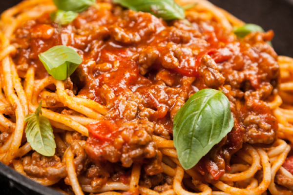 Smakowa Rewolucja! Zdrowe Spaghetti Bolognese z Mielonym Indykiem i Makaronem Pełnoziarnistym - Kulinarne Radości na Talerzu!