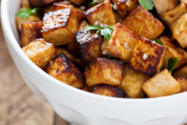 Fit Przepis na Obiad: Sałatka Z Grilowanym Tofu i Warzywami
