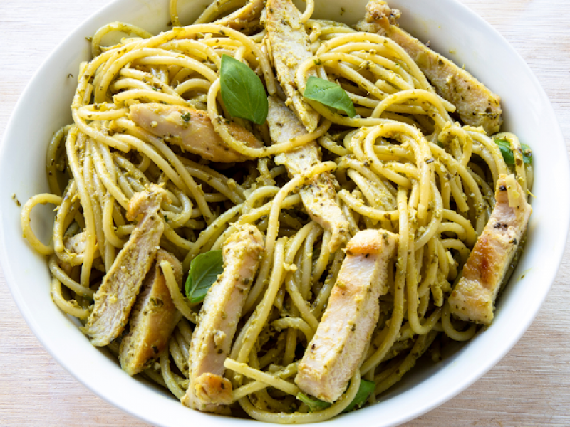 Ekspresowy Obiad w 15 Minut: Makaron z Kurczakiem i Pesto (Opcja Wegetariańska) 🍝