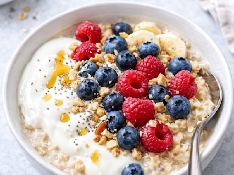 Fit owsianka z jogurtem i owocami – szybkie śniadanie do 350 kcal