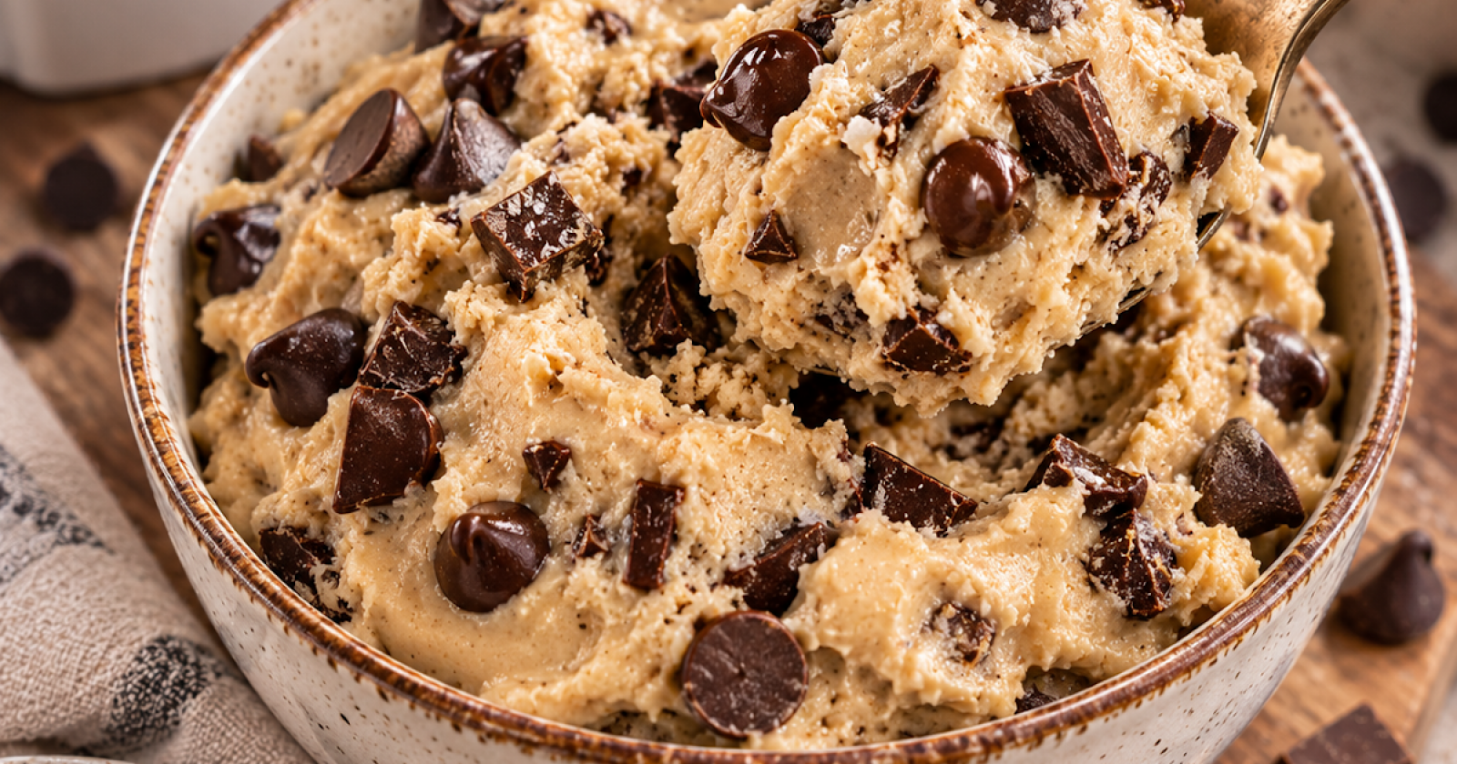Fit Cookie Dough z Serka Wiejskiego – Wysokobiałkowy Deser Bez Pieczenia