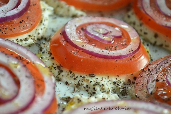 Mozzarella z pomidorem i cebulą