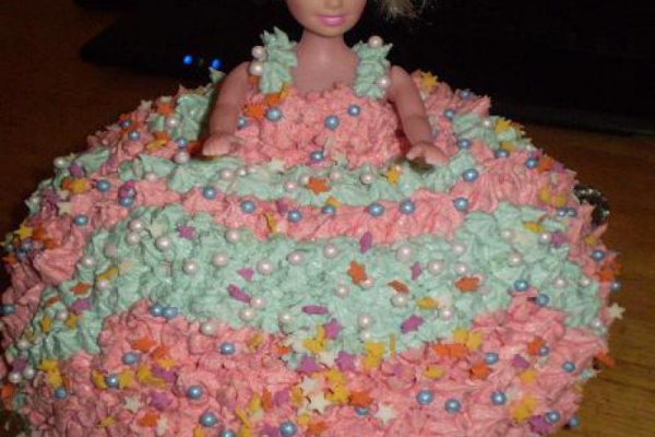 Torcik na 4 urodziny Julci w kształcie sukienki lalki