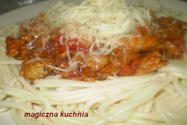 Spaghetti z sosem mięsno-pieczarkowym