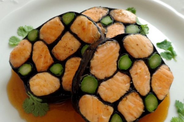 Roladka z łososiem i szparagami w nori z sosem tamaryndowym
