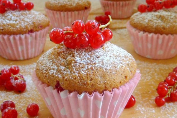 Muffiny migdałowe z czerwoną porzeczką