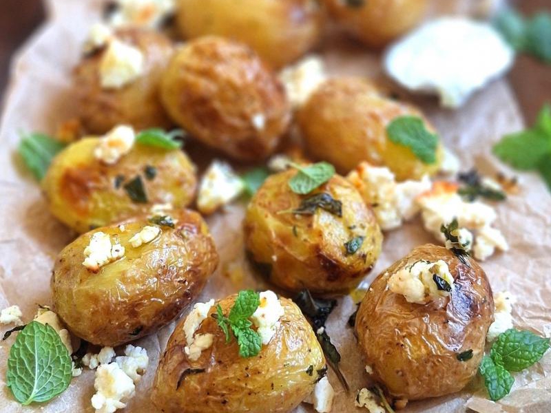 Pieczone młode ziemniaczki z fetą, miętą i tzatziki