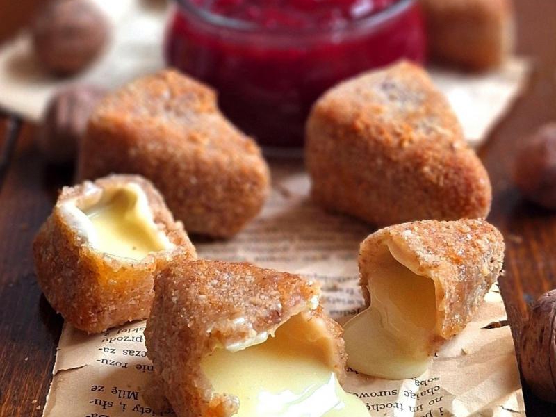 Panierowany camembert z sosem żurawinowym