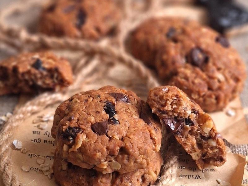 Ciasteczka z suszonymi śliwkami, czekoladą i orzechami