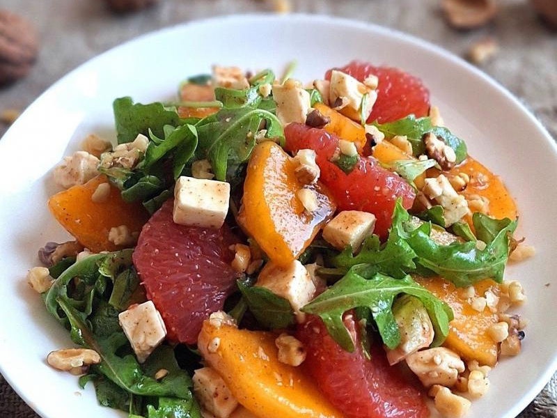 Sałatka z kaki, grejpfrutem i dressingiem cynamonowym