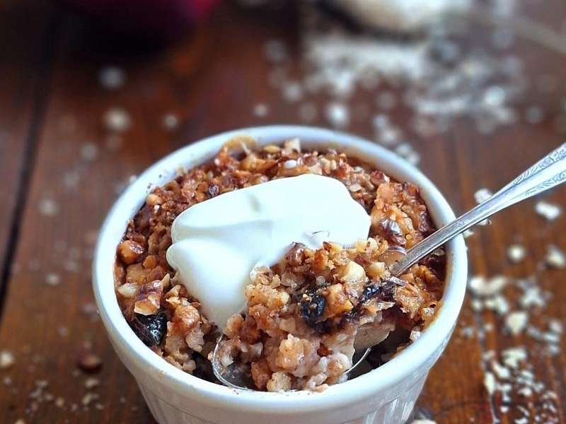 Pieczona owsianka z jabłkiem i suszonymi śliwkami