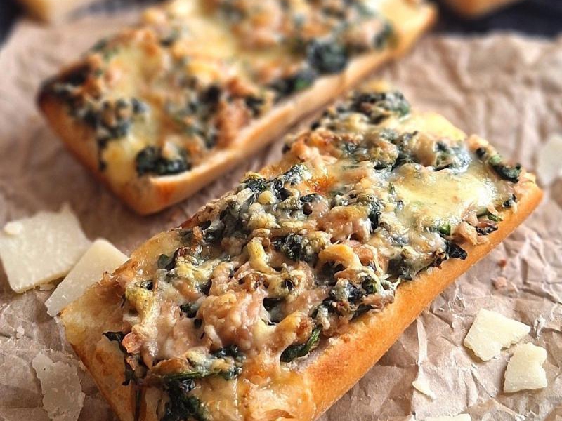Zapiekana bagietka ze szpinakiem, tuńczykiem i mozzarellą