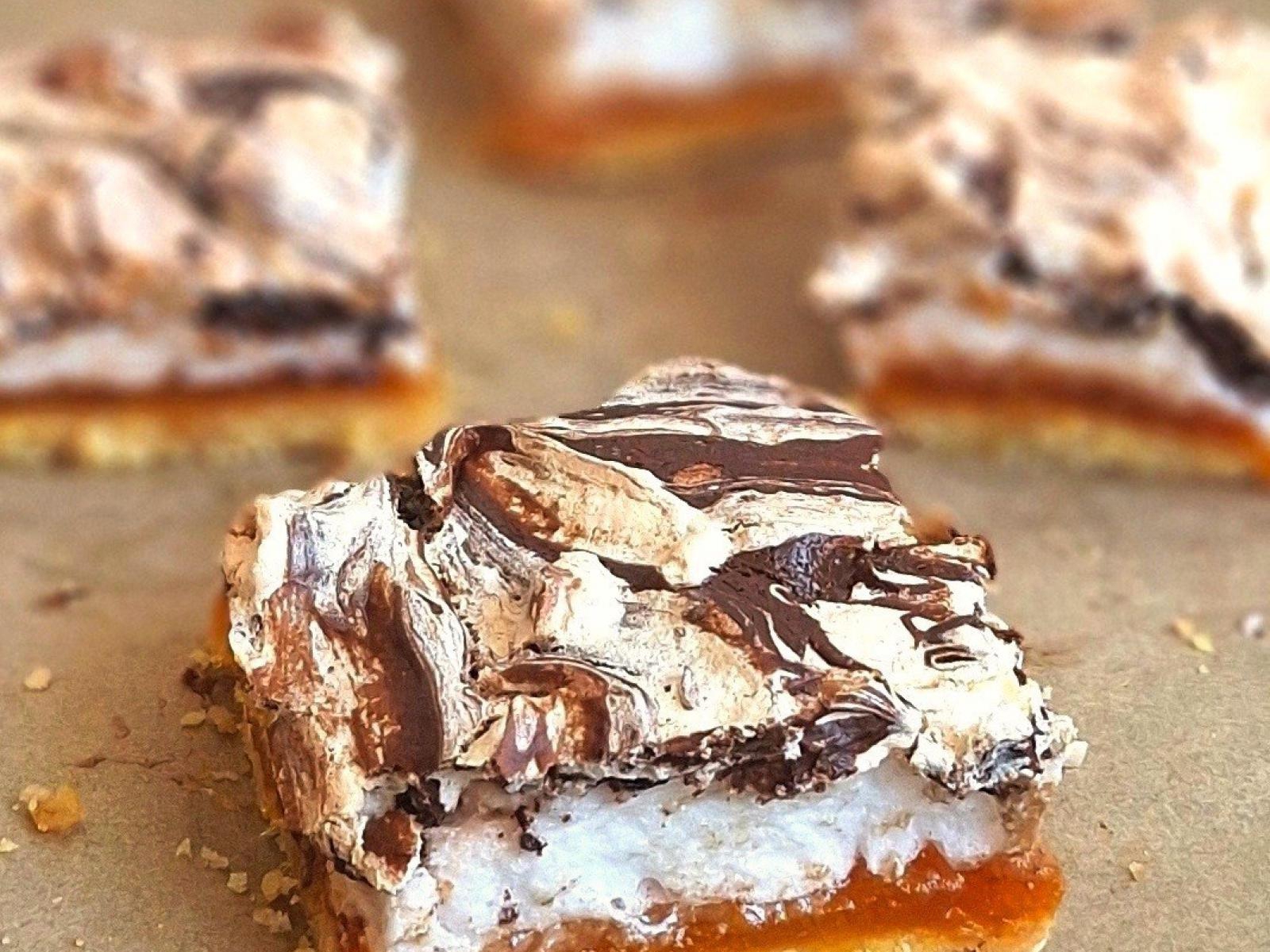 Mazurek pomarańczowy z czekoladową bezą