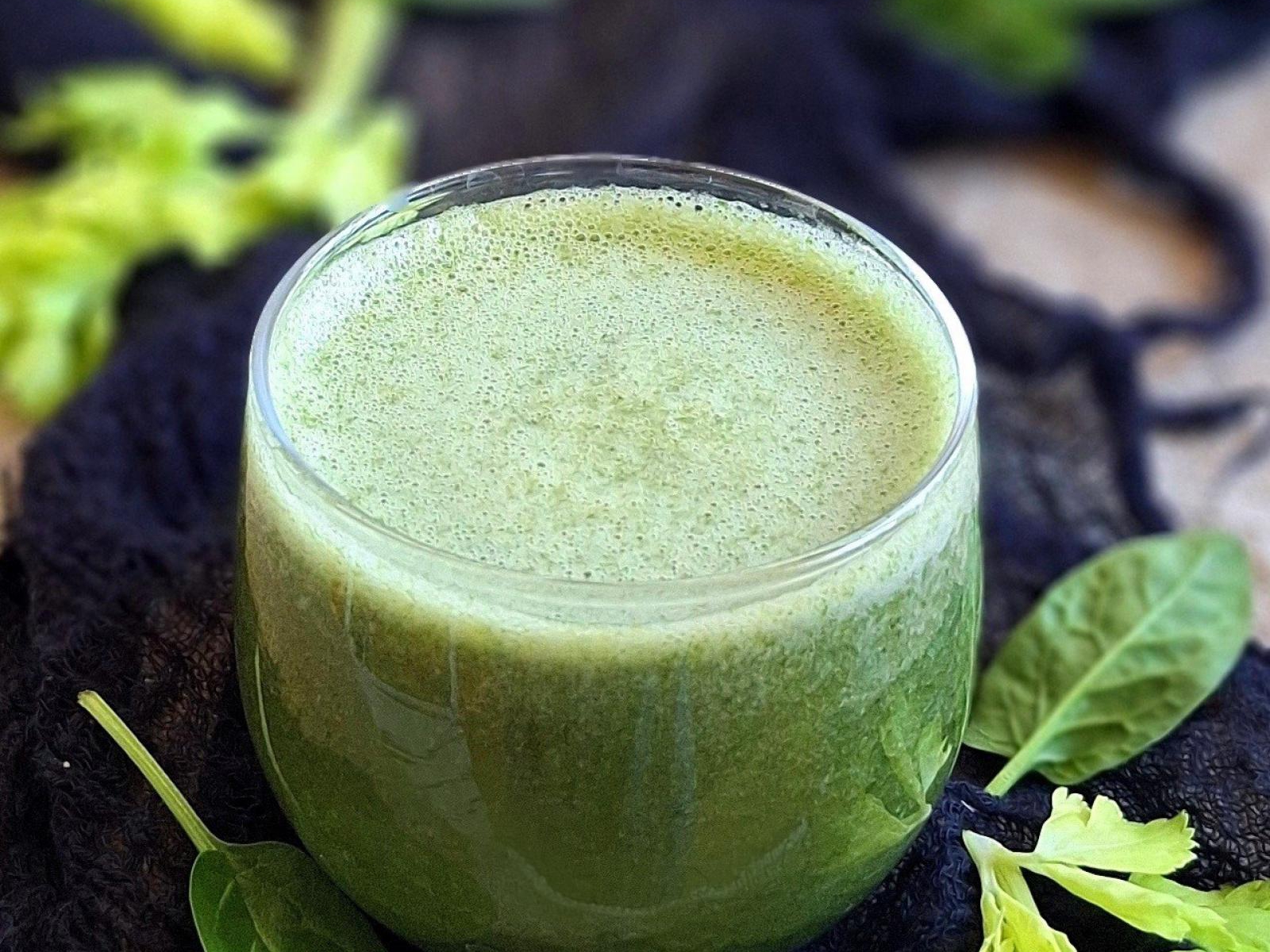 Smoothie z selerem naciowym i szpinakiem