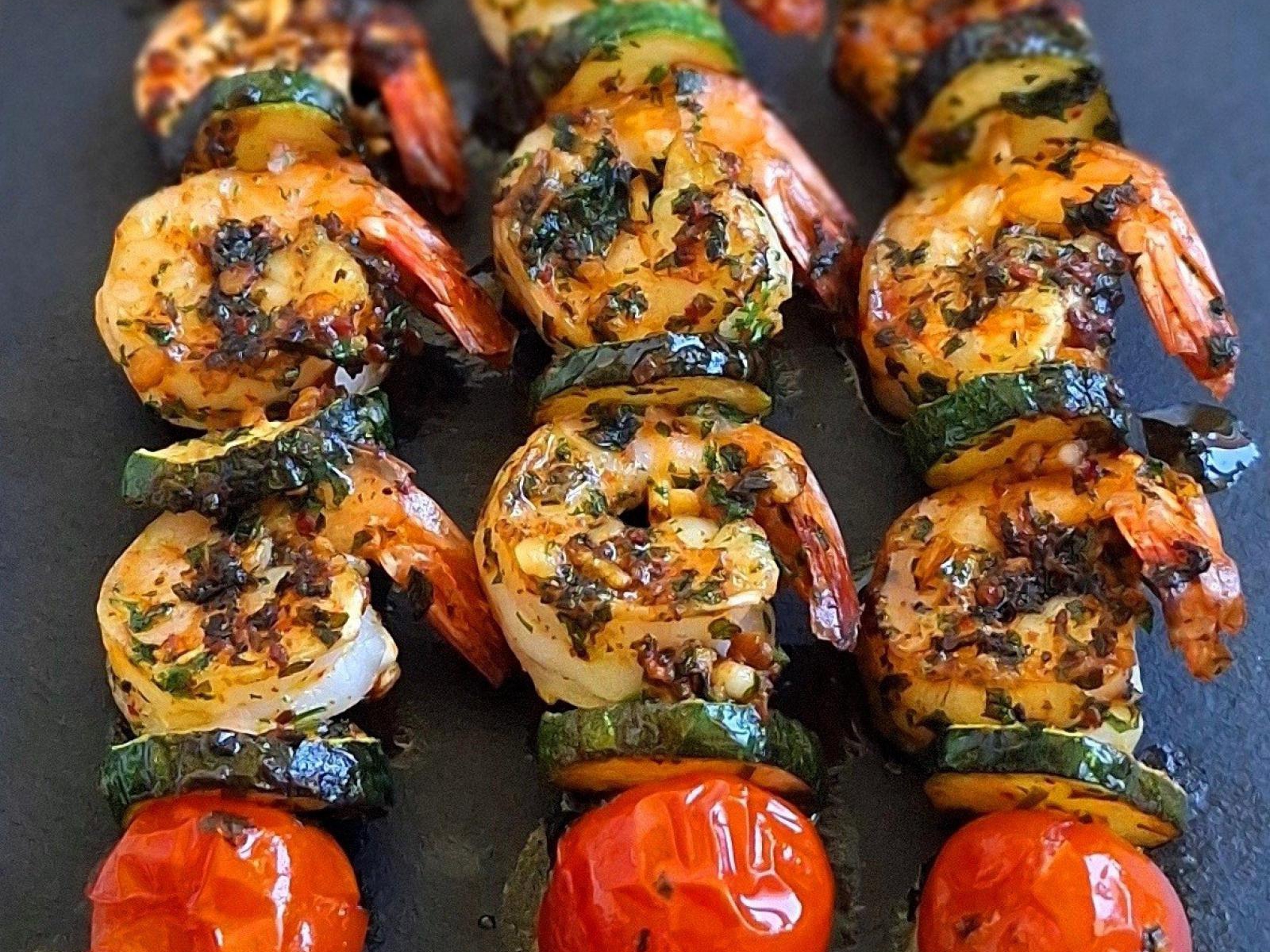 Szaszłyki z krewetkami, cukinią i pomidorkami