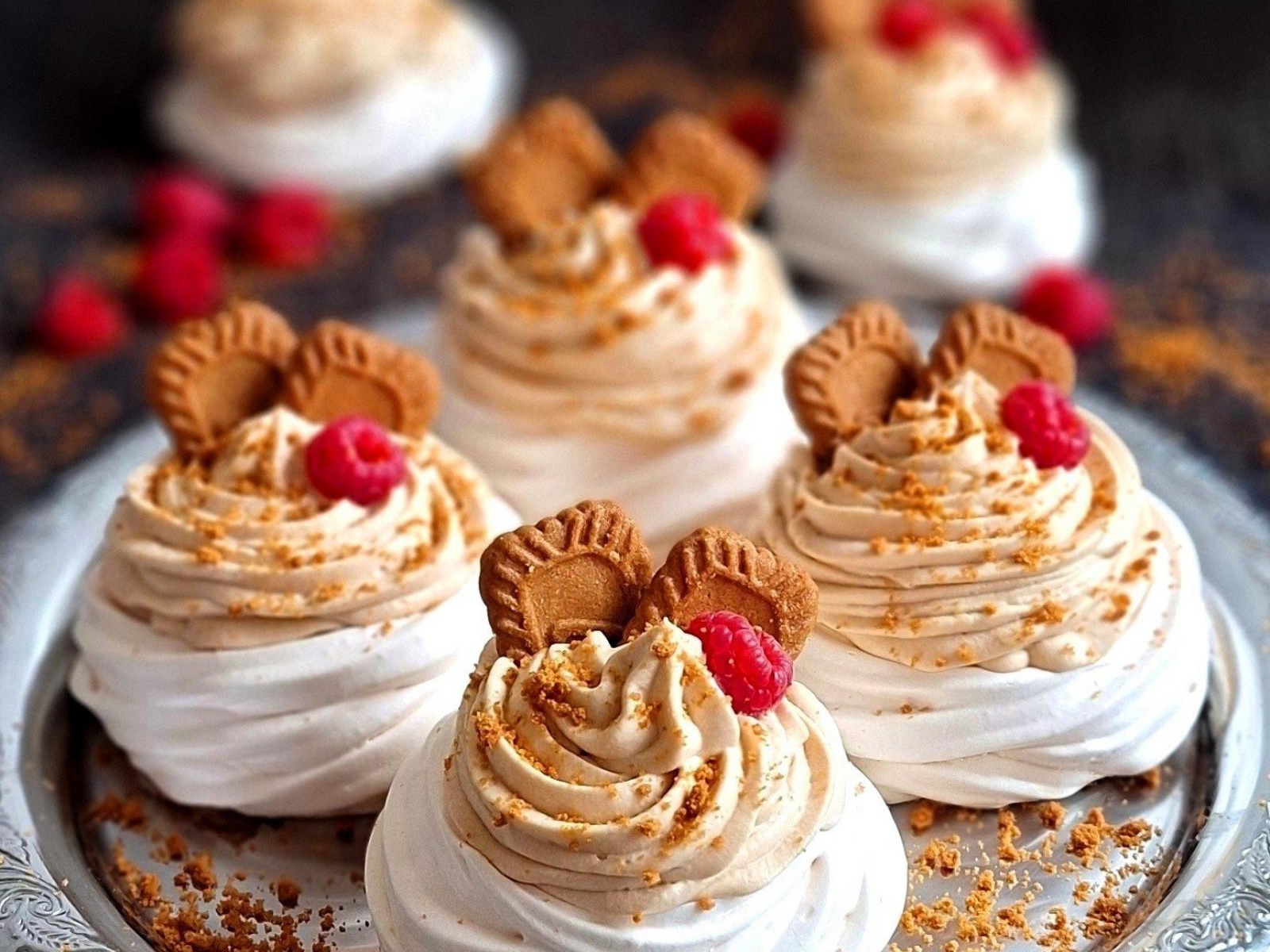 Mini pavlova z kremem Lotus i malinami