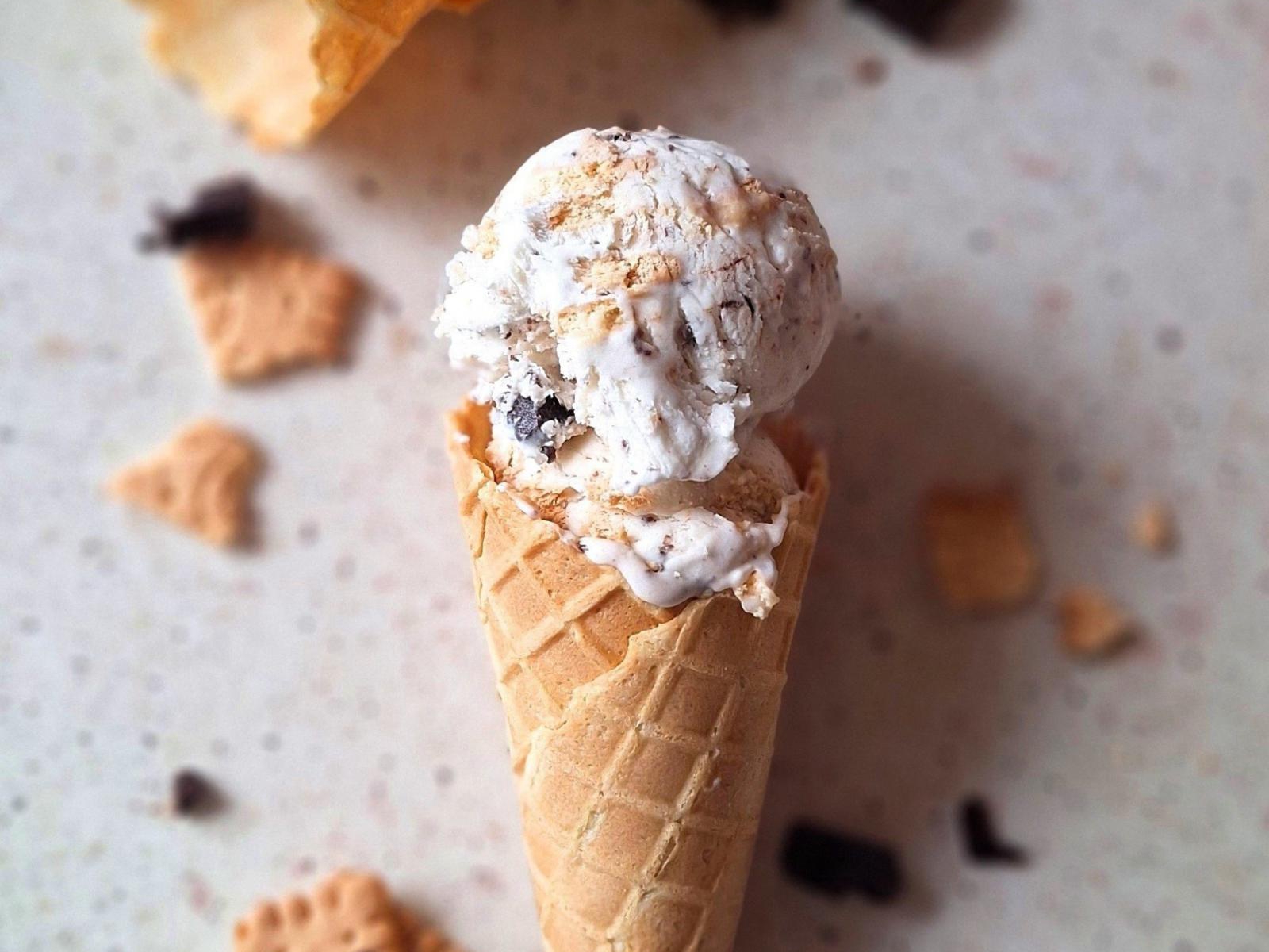Lody z herbatnikami i czekoladą