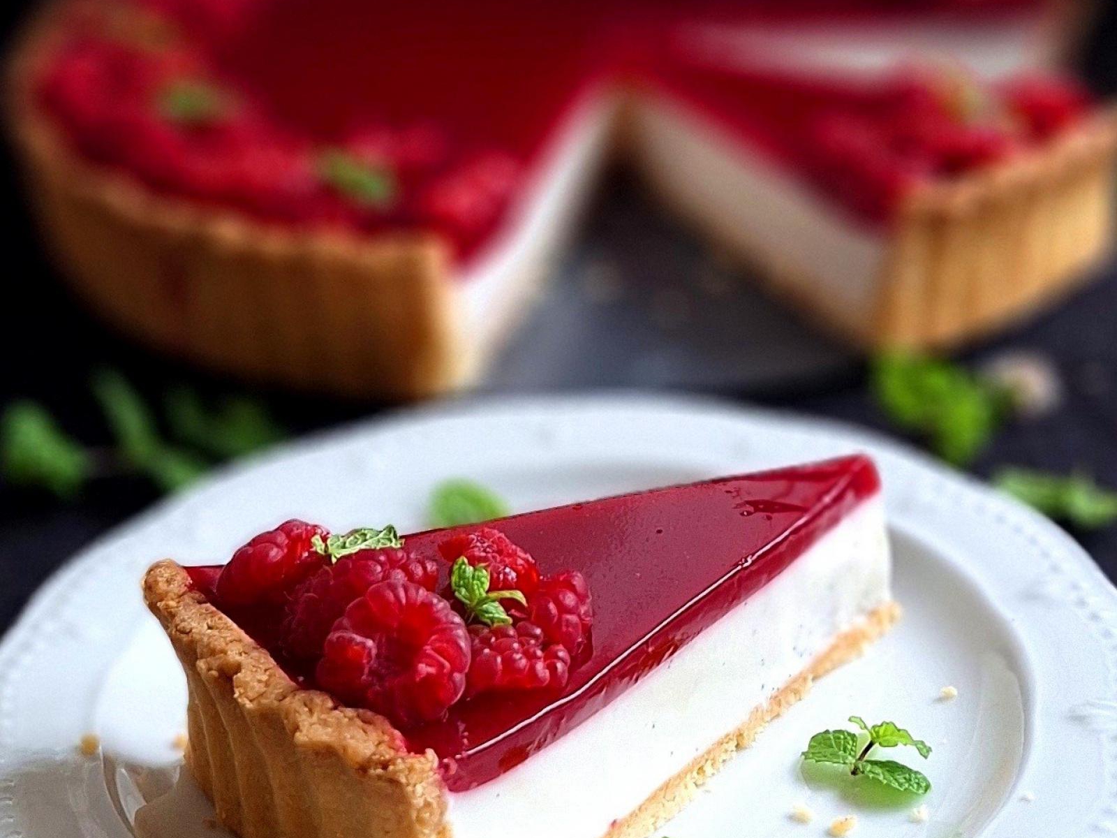Tarta z panna cottą i malinami