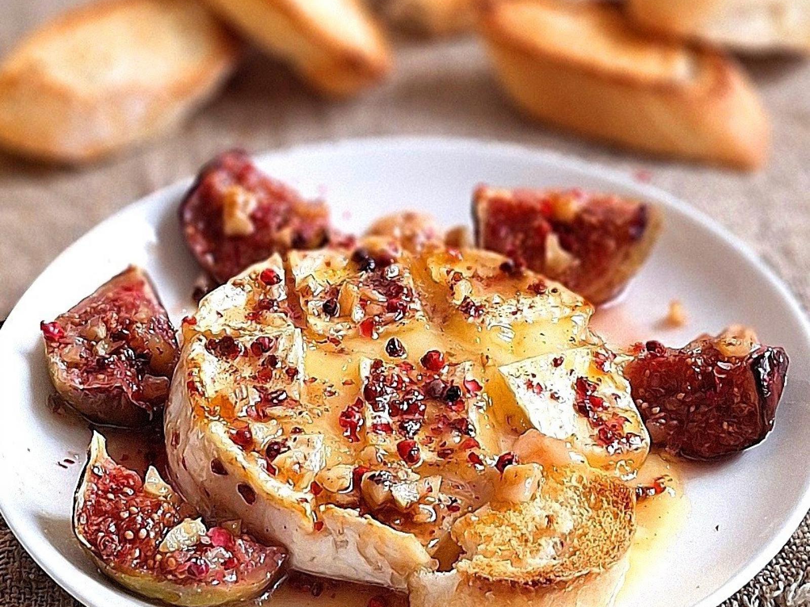 Zapiekany camembert z figami
