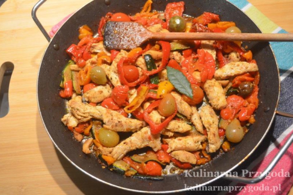 Potrawka z piersi kurczaka, pomidorków w oliwie, papryki i cukini
