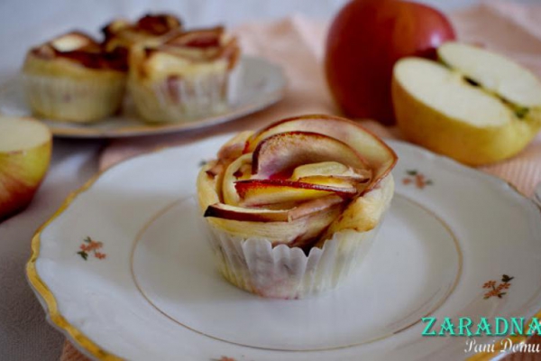 Różyczki z jabłek i ciasta francuskiego