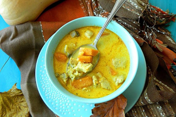 Jesienna zupa curry z kurczakiem, ryżem i dynią