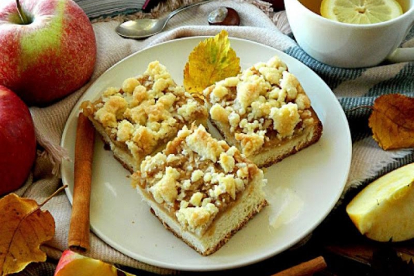 Ciasto drożdżowe z jabłkami i kruszonką