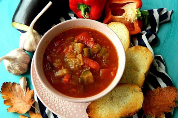 Zupa paprykowa z bakłażanem i pomidorami