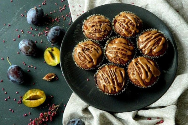 Muffinki owsiane z brzoskwiniami i śliwkami