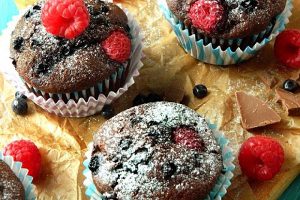 Muffinki orkiszowe z malinami, jagodami i czekoladą