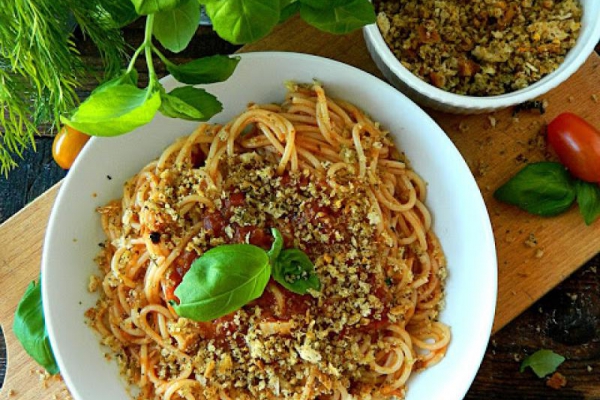 Spaghetti z sosem pomidorowym i ziołową posypką chlebową
