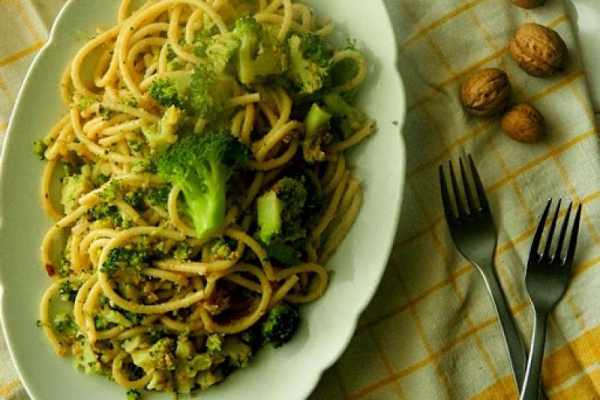 Spaghetti z brokułami i orzechami
