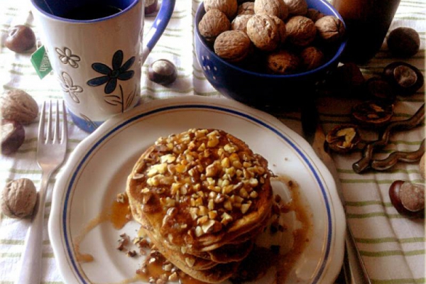 Wspólne śniadanie i jesienne, baaaardzo orzechowe pancakes z gruszkami :)