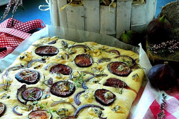 Focaccia z figami, serem pleśniowym i rozmarynem