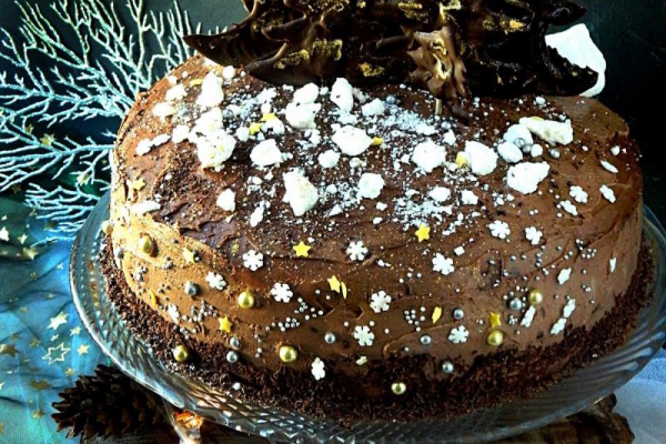 Tort czekoladowy z suszonymi śliwkami i kawą